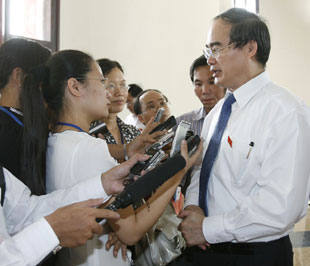 Phó thủ tướng Nguyễn Thiện Nhân trả lời phỏng vấn báo chí về đề án đổi mới cơ chế tài chính giáo dục - Ảnh: TTXVN.