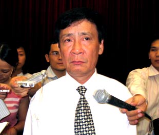 "Chính lạm phát cùng với chính sách thắt chặt tín dụng đã đặt các doanh nghiệp vào thế là buộc phải cắt giảm một số dự án chưa cần thiết, nếu không muốn ngày càng lâm vào khủng hoảng."