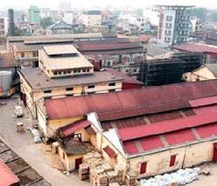 Tính đến nay, thành phố Hà Nội mới chỉ thực hiện di dời được 22 cơ sở và chấp thuận cho phép 32 cơ sở khác lập dự án đầu tư chuyển mục đích sử dụng đất trong tổng số 142 cơ sở cần di dời theo đề xuất của Sở Qui hoạch - Kiến trúc từ năm 2003.