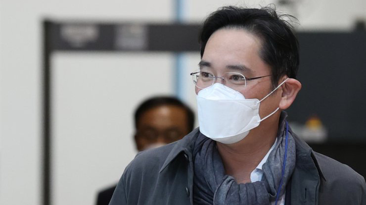 Ông Lee Jae-yong tại Sân bay Quốc tế Gimpo (Seoul,Hàn Quốc) sau chuyến công tác châu Âu ngày 14/10/2020 - Ảnh: Yonhap.