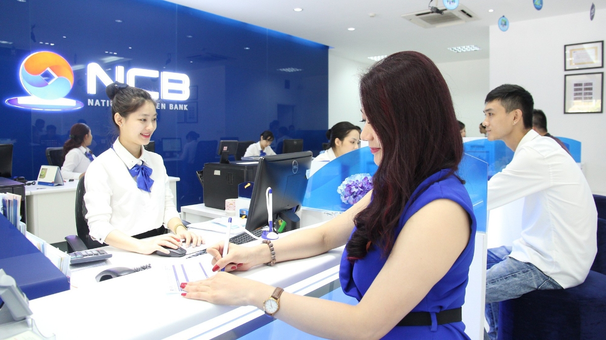 Khách hàng giao dịch tại NCB.