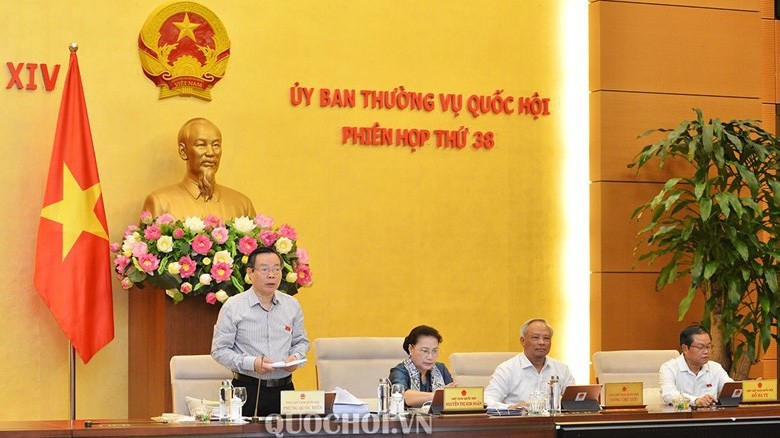 Phó chủ tịch Quốc hội Phùng Quốc Hiển điều hành phiên thảo luận.