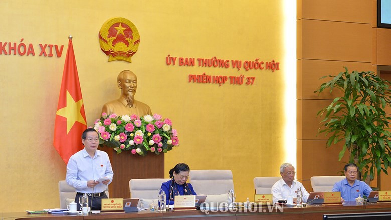 Phó chủ tich Quốc hội Phùng Quốc Hiển điều hành phiên thảo luận 