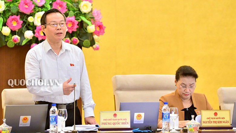 Phó chủ tịch Quốc hội Phùng Quốc Hiển phát biểu tại phiên thảo luận.