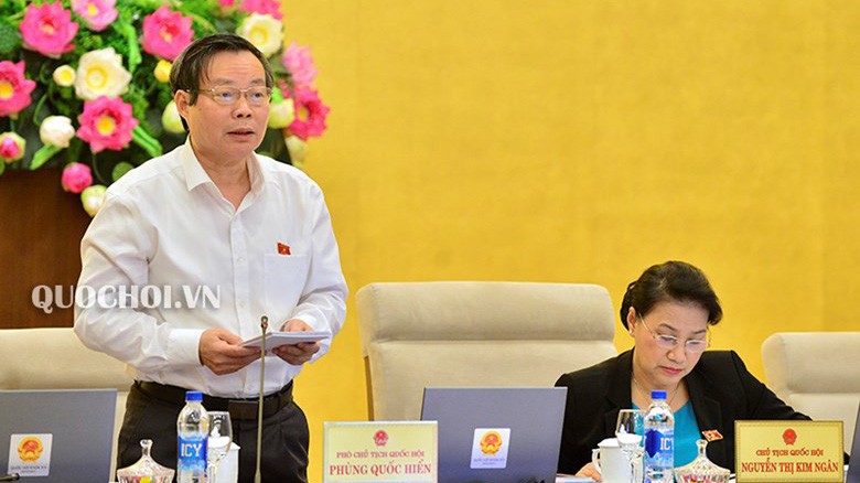 Phó chủ tịch Quốc hội Phùng Quốc Hiển điều hành phiên thảo luận.