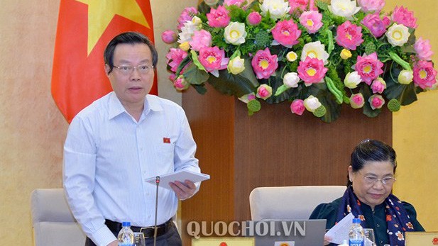 Phó chủ tịch Quốc hội Phùng Quốc Hiển điều hành phiên thảo luận 