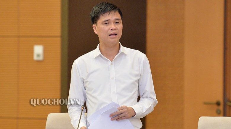 Phó chủ tịch Tổng Liên đoàn Lao động Việt Nam Ngọ Duy Hiểu phát biểu tại phiên họp. 