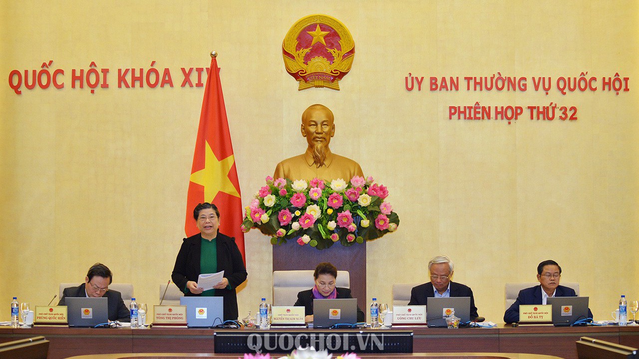 Phó chủ tịch Quốc hội Tòng Thị Phóng điều hành phiên thảo luận
