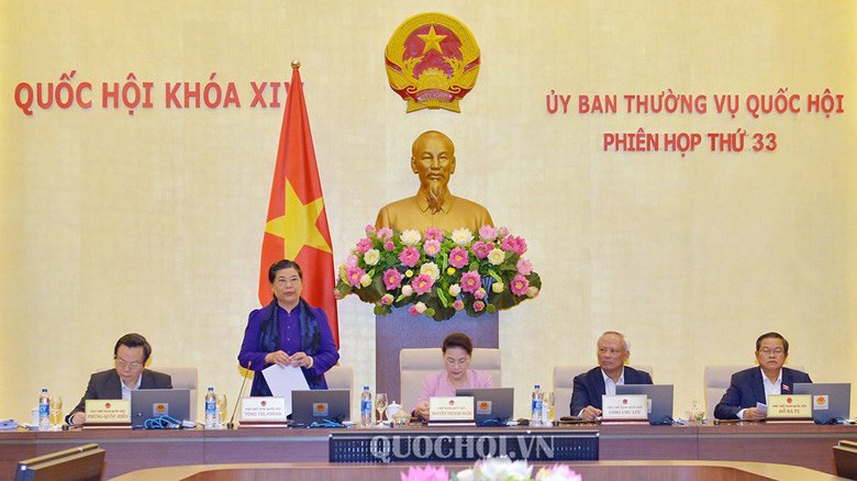 Phó chủ tịch Quốc hội Tòng Thị Phóng điều hành phiên thảo luận.