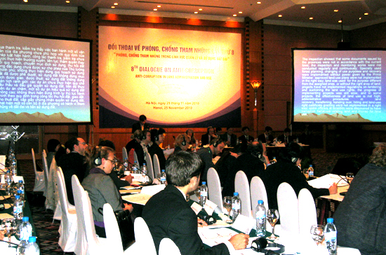 Con số mà người dân phải chi cho dịch vụ trung gian trọn gói khi xin cấp giấy chứng nhận mới lên tới 50 triệu đồng.