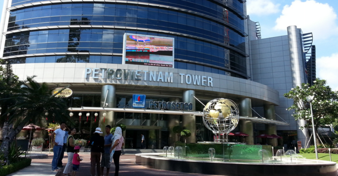 Trụ sở Petro Vietnam. Tổng doanh thu Petro Vietnam 6 tháng đầu năm 2017 đạt 247.100 tỷ đồng, vượt 15% so với kế hoạch và lợi nhuận sau thuế hợp nhất khoảng 13.100 tỷ đồng, cũng vượt kế hoạch 15%. <br>