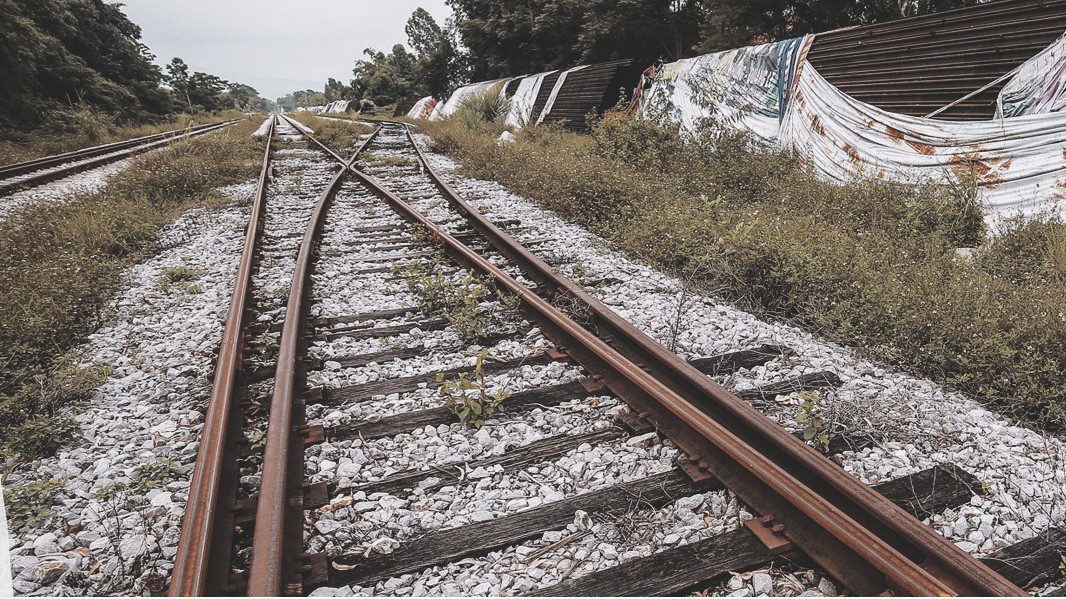 Dự án đường sắt Phả Lại - Hạ Long đã triển khai 15 năm nhưng đang dừng thi công, gây nhiều hệ luỵ.