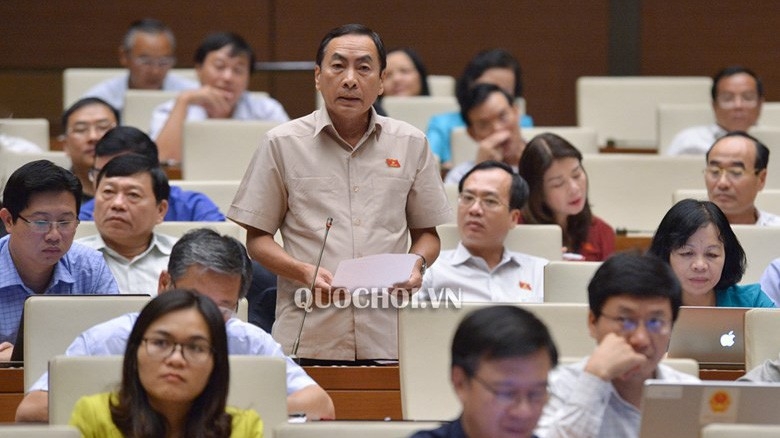 Đại biểu Phan Văn Hoà cho rằng thời bình không cần nhiều tuớng đến thế.