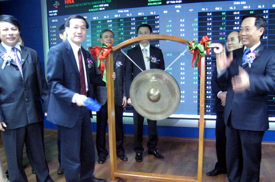 Tổng giám đốc Lilama Phạm Hùng đánh cồng khai trương giao dịch cổ phiếu L44 tại sàn HNX.