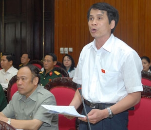 Đại biểu Phạm Mạnh Hùng: Tại sao khi nói về chất lượng thì chúng ta đòi hỏi sự so sánh và yêu cầu chất lượng giáo dục chúng ta phải ngang bằng với giáo dục của thế giới. Nhưng khi nói về kinh phí đào tạo, học phí chúng ta nói không so sánh vì GDP của chúng ta quá thấp?