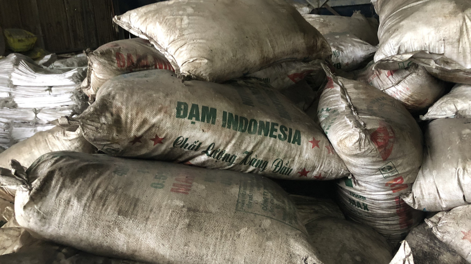 Phân bón giả được đóng vào bao và đem đi tiêu thụ