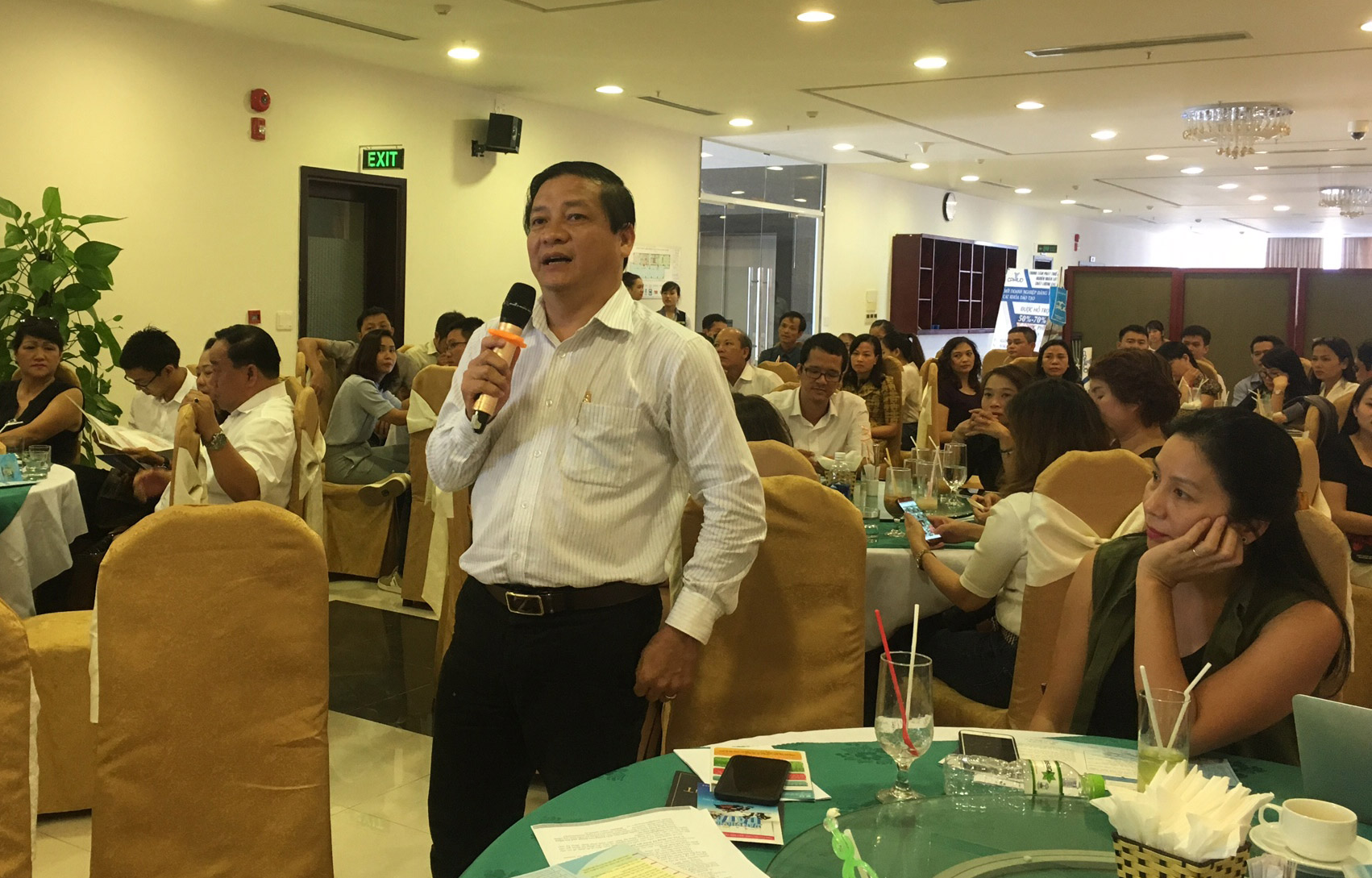 <span style="font-family: 'Times New Roman'; font-size: 15px;">Chủ tịch Hội doanh nhân trẻ Thành phố Đà Nẵng - &nbsp;Giám đốc Công ty TNHH - Thương mại BQ, doanh nhân Phan Hải trao đổi tại Cà phê doanh nhân</span>