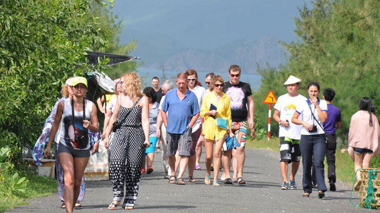 Mặt trái của các tour giá rẻ là tiếp tay cho các tổ chức, cá nhân người nước ngoài sử dụng tư cách cá nhân để thực hiện điều hành hoạt động kinh doanh lữ hành và hoạt động hướng dẫn du lịch trái pháp luật.