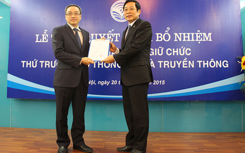 <font face="Arial, Verdana"><span style="font-size: 13.3333px;">Bộ trưởng Nguyễn Bắc Son trao quyết định bổ nhiệm Thứ trưởng Bộ Thông tin và Truyền thông cho ông Phan Tâm.</span></font>