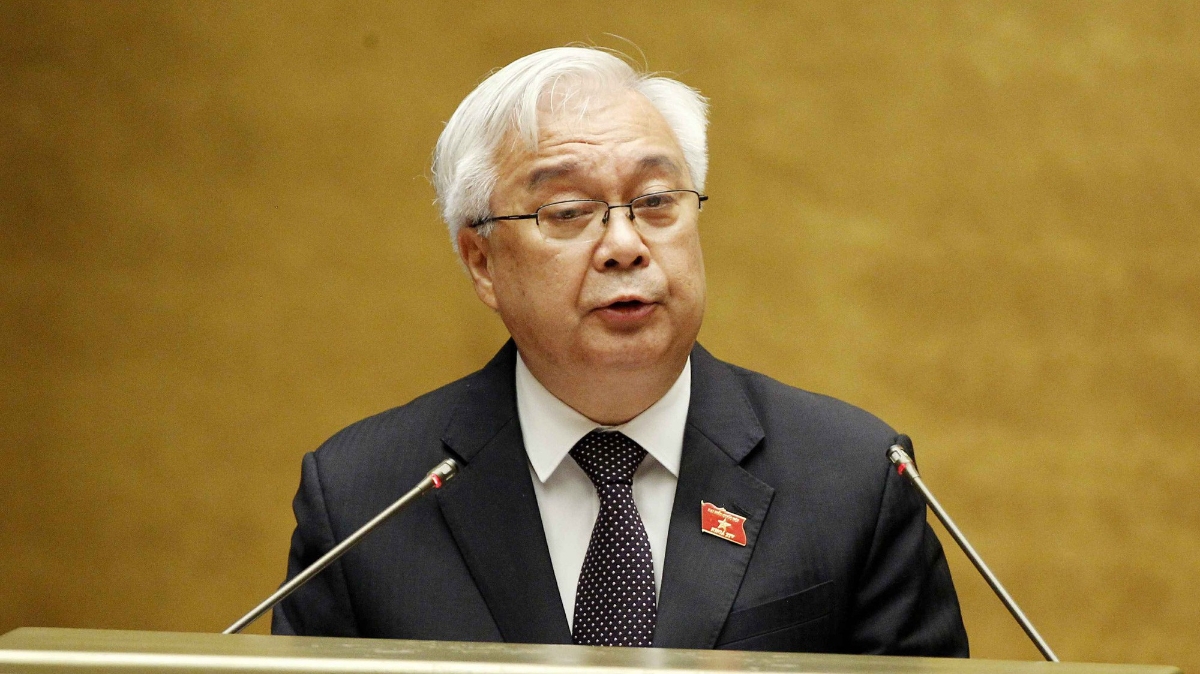 Chủ nhiệm Uỷ ban Văn hoá, giáo dục thanh thiếu niên và nhi đồng Phan Thanh Bình trình bày báo cáo thẩm tra.