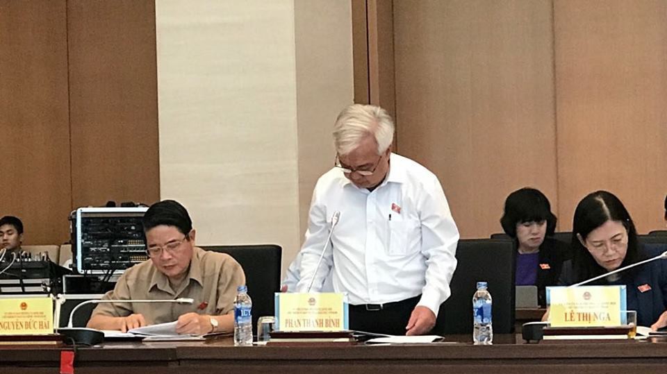 Chủ nhiệm Uỷ ban Văn hoá, giáo dục, thanh thiếu niên và nhi đồng Phan Thanh Bình trình bày báo cáo tại hội nghị. 