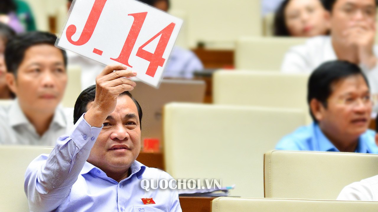 Một trong ba tấm biển tranh luận được sử dụng trong hai ngày thảo luận về kinh tế -  xã hội của Quốc hội.