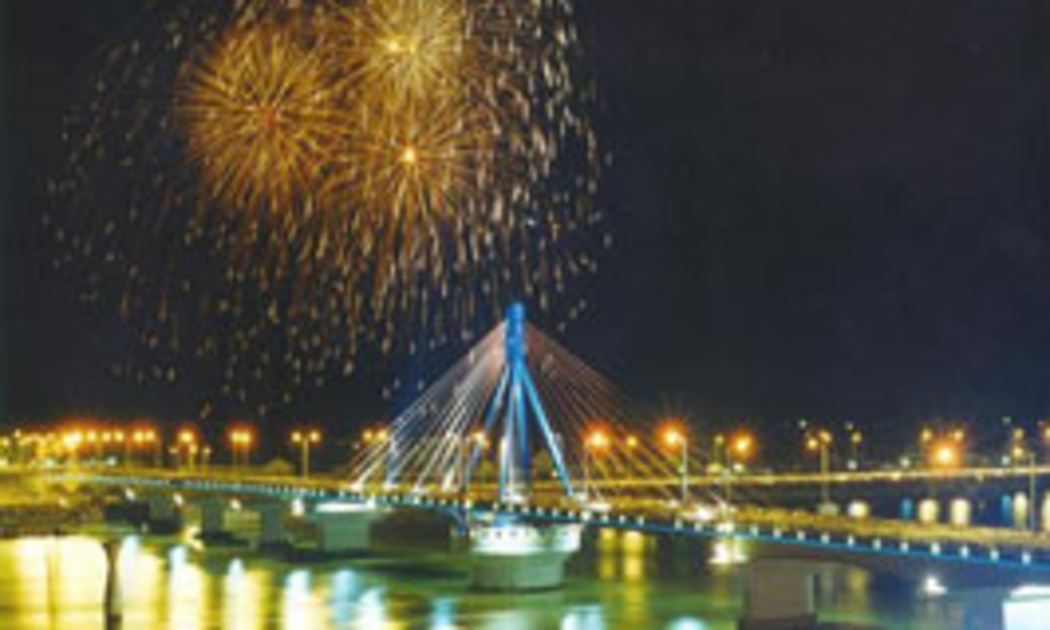 Cuộc thi bắn pháo hoa quốc tế diễn ra tại Đà Nẵng đúng vào dịp nghỉ lễ đã khiến địa phương này trở thành nơi