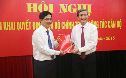 Thường trực Ban Bí thư Đinh Thế Huynh trao quyết định phân công Phó ban Thường trực Ban Kinh tế Trung ương cho ông Cao Đức Phát.<br>