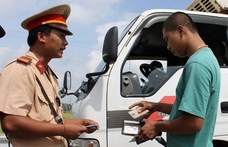 Nhiều đại biểu Quốc hội cho rằng, do mức xử phạt hành chính hiện nay quá thấp (từ 10.000 đồng) không đủ sức răn đe, nên tình trạng vi phạm hành chính diễn ra khá phổ biến, đặc biệt trong lĩnh vực giao thông, xây dựng.