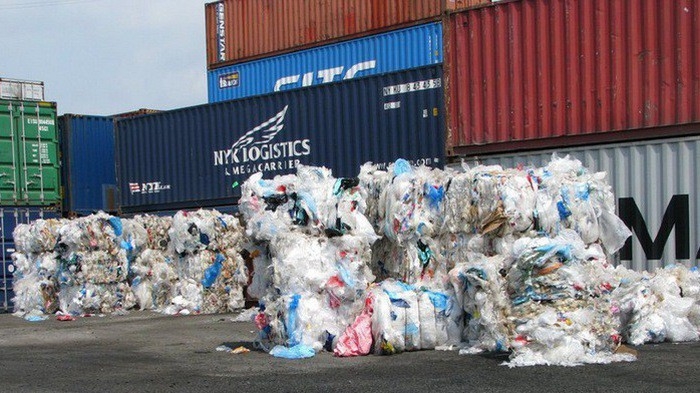 Phế liệu nhập khẩu làm nguyên liệu sản xuất từ nước ngoài vào Việt Nam phải đáp ứng yêu cầu quy định tại khoản 1 Điều 76 Luật Bảo vệ môi trường.