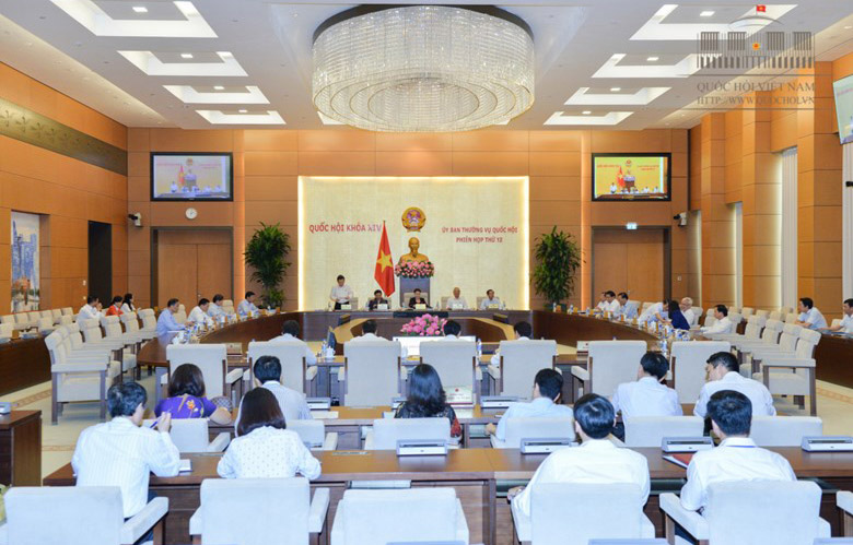 Giấy mời tham dự phiên họp thứ 12 của Uỷ ban Thường vụ Quốc hội vẫn được phát hành, nhưng phóng viên chỉ được tham dự 5 phút đầu.