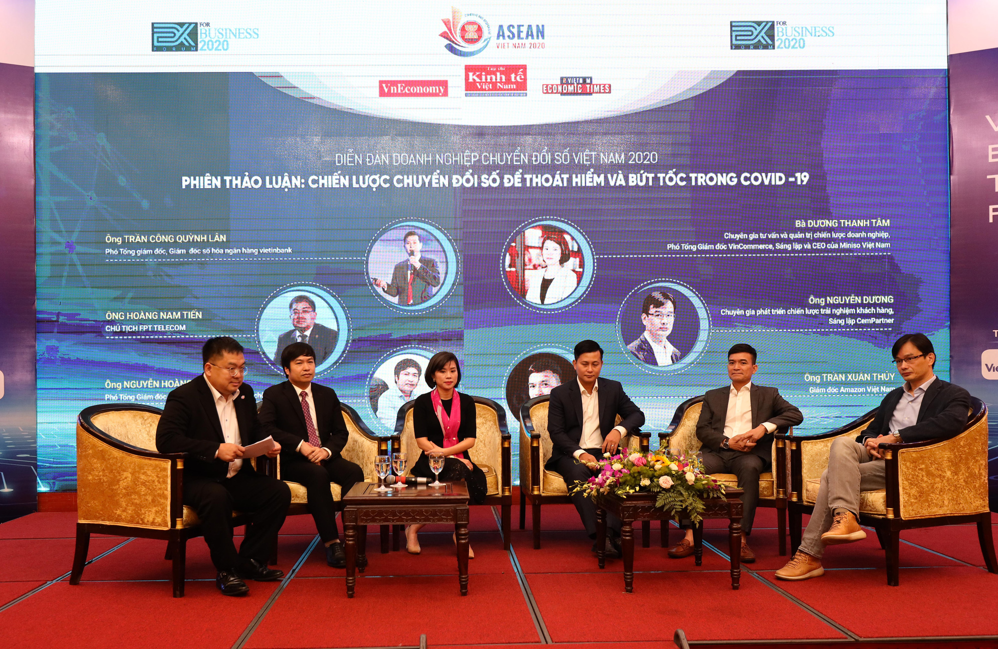 Ông Hoàng Nam Tiến (ngoài cùng bên trái) - Chủ tịch FPT Telecom và ông Nguyễn Dương (ngoài cùng bên phải) - chuyên gia chiến lược trải nghiệm khách hàng, Sáng lập CemPartner điều hành phiên thảo luận - Ảnh: Chu Xuân Khoa.