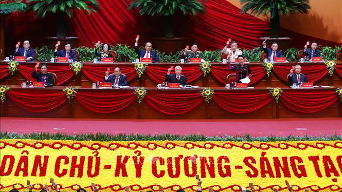 Đoàn Chủ tịch biểu quyết thông qua Chương trình làm việc của Đại hội.