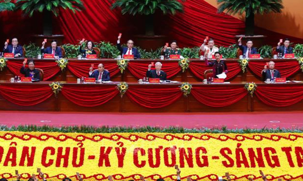 Đoàn Chủ tịch biểu quyết thông qua Chương trình làm việc của Đại hội.