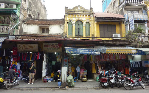 Hàng loạt căn hộ khu phố cổ Hà Nội đang được rao bán nhưng không mấy người hỏi mua.<br>