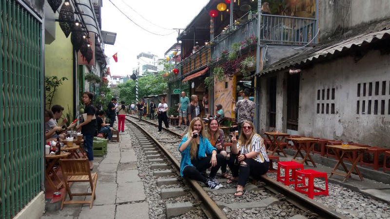 Hoạt động kinh doanh cà phê tự phát trên phố đường tàu tiềm ẩn nguy cơ mất an toàn. Ảnh minh họa. 