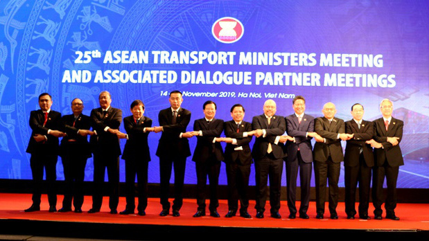 Phó thủ tướng Trịnh Đình Dũng cùng các Bộ trưởng Giao thông Vận tải các nước ASEAN.