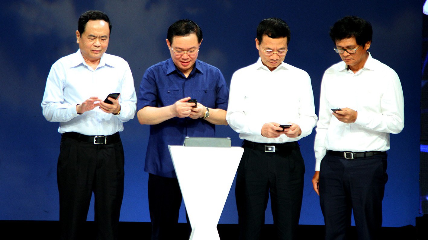 Phó thủ tướng Vương Đình Huệ (thứ hai từ trái sang) nhắn tin ủng hộ người nghèo - Ảnh: VGP