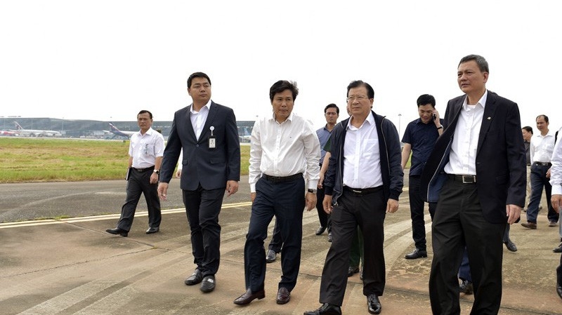Phó thủ tướng thị sát chất lượng các công trình hạ tầng tại sân bay Nội Bài, ngày 12/10.