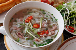 Tô phở có giá gần triệu đồng ở Việt Nam - Ảnh: Baodatviet.