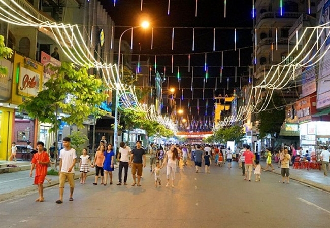 Hiện Hà Nội đang triển khai một số tuyến phố đi bộ vào 3 ngày cuối tuần xung quanh hồ Gươm.<br>