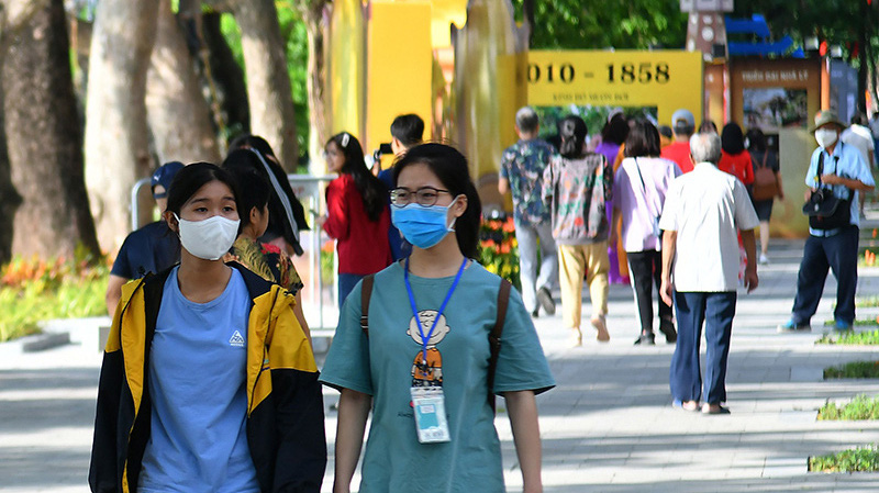 Bộ Y tế khuyến cáo người dân không tụ tập đông người, đeo khẩu trang nơi công cộng để phòng dịch. Ảnh minh họa. 