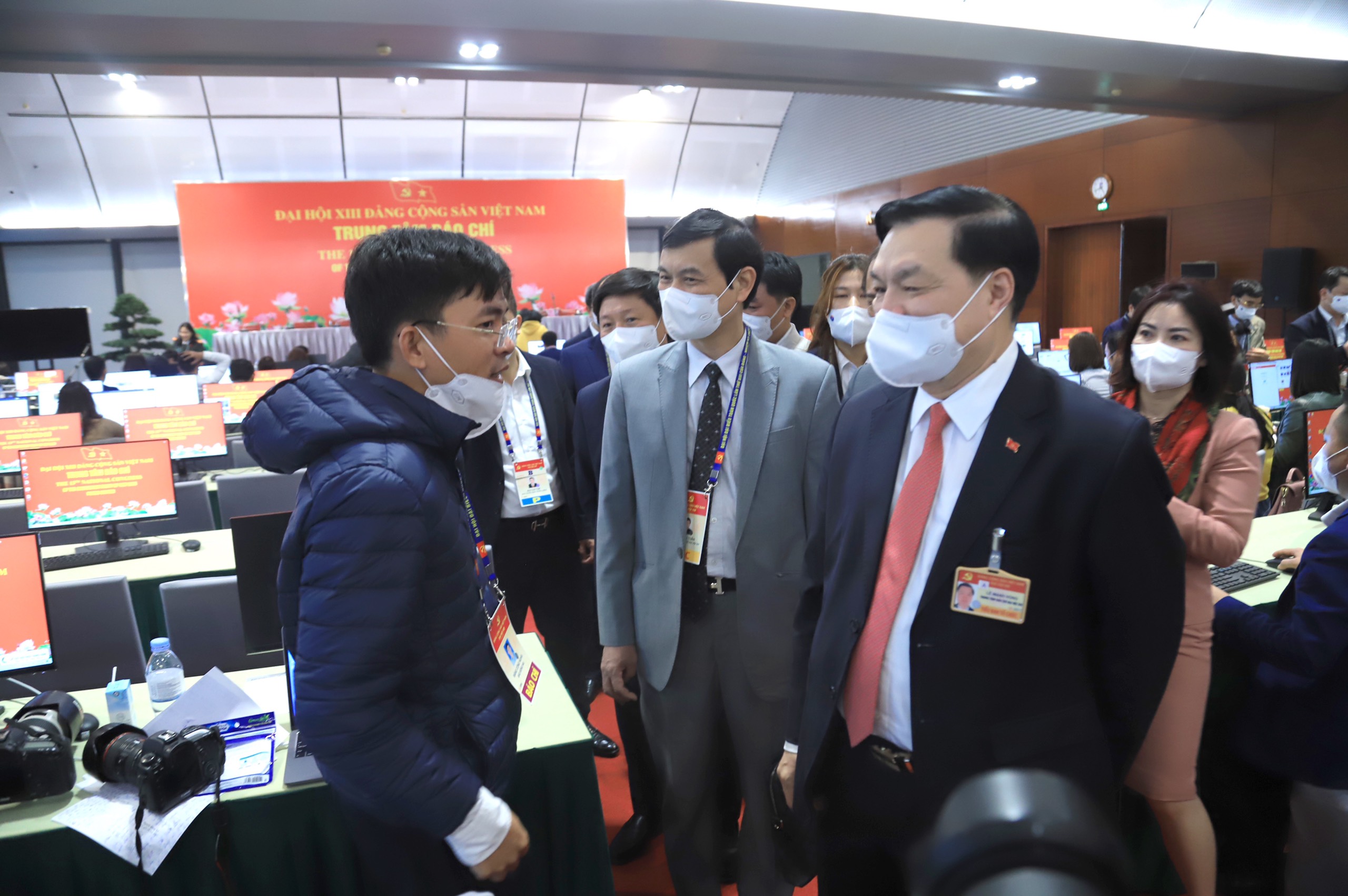 Chiều 28.1, l&atilde;nh đạo Trung t&acirc;m b&aacute;o ch&iacute; Đại hội XIII đến kiểm tra việc tu&acirc;n thủ ph&ograve;ng dịch covid tại Trung t&acirc;m b&aacute;o ch&iacute;