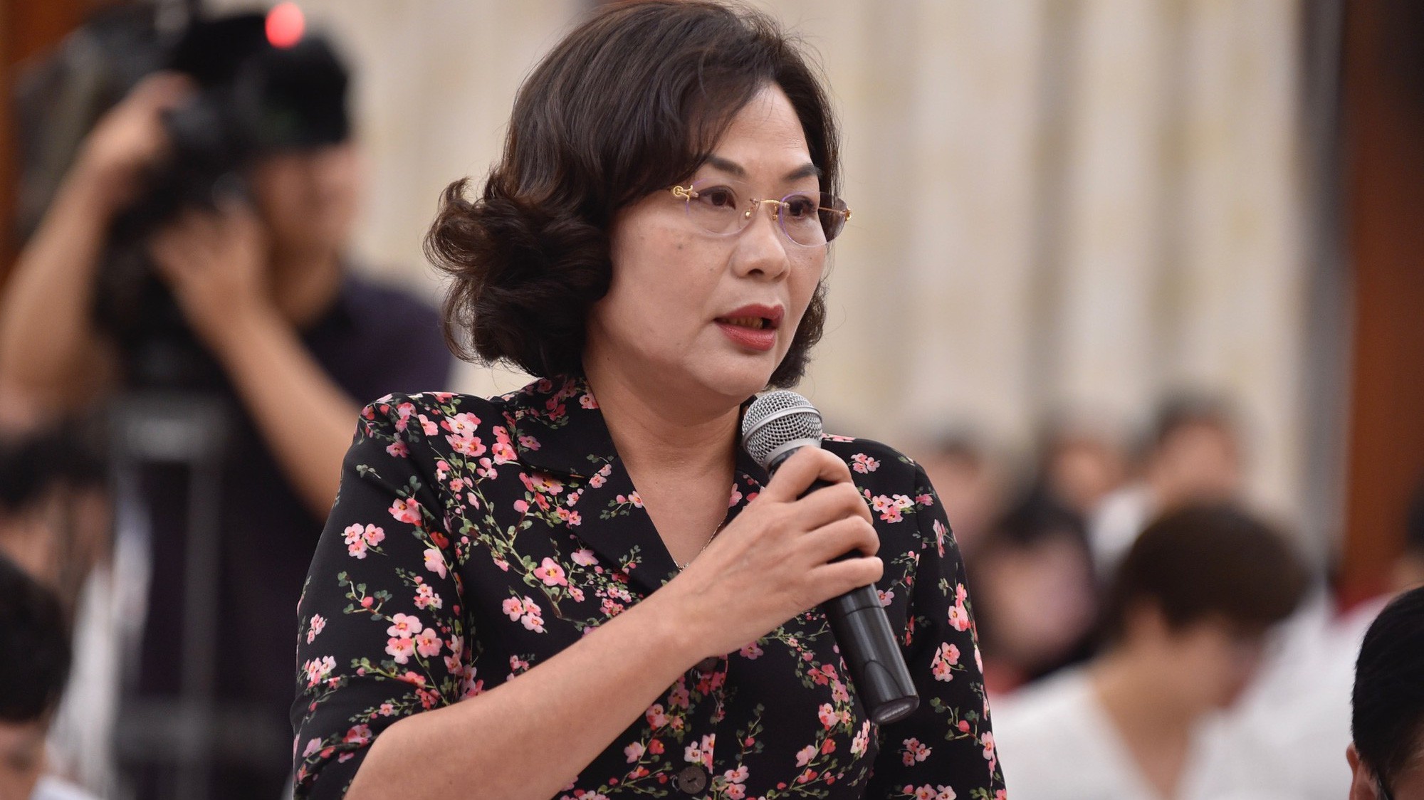 Phó thống đốc Ngân hàng Nhà nước Nguyễn Thị Hồng trả lời tại họp báo. 