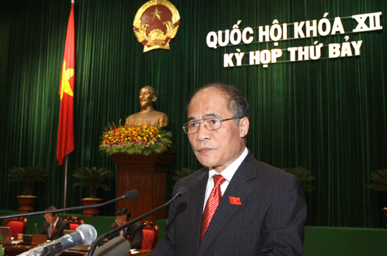 Phó thủ tướng Chính phủ Nguyễn Sinh Hùng trình bày báo cáo tại phiên khai mạc kỳ họp Quốc hội thứ bảy - Ảnh: TTXVN.