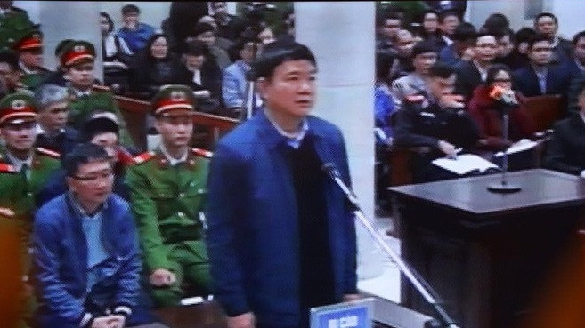 Bị can Đinh La Thăng, Trịnh Xuân Thành cùng đồng phạm tại tòa sáng 8/1.