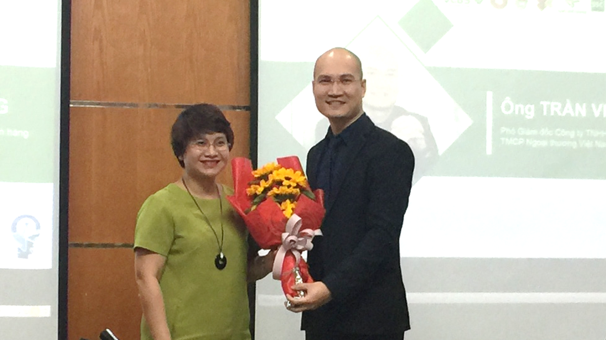 PGS.TS Nguyễn Thu Thủy (ảnh trái) – Phó hiệu trưởng trường Đại học Ngoại Thương tặng hoa tri ân tới ông Trần Việt Hưng (ảnh phải) - Phó Giám đốc VCBS.