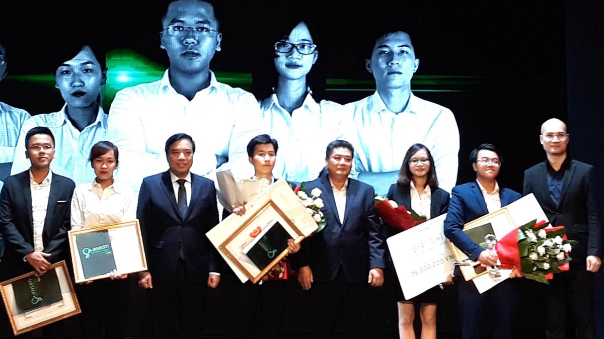 Ông Nguyễn Tiến Dũng (thứ tư từ phải sang) - Chánh văn phòng Ủy ban chứng khoán nhà nước; PGS,TS. Bùi Anh Tuấn (thứ ba từ trái sang) - Hiệu trưởng trường Đại học Ngoại thương và ông Trần Việt Hưng (ảnh phải) - Phó Giám đốc VCBS chụp ảnh lưu niệm cùng với các thí sinh tại Đêm chung kết Cuộc thi I-INVEST!2018.