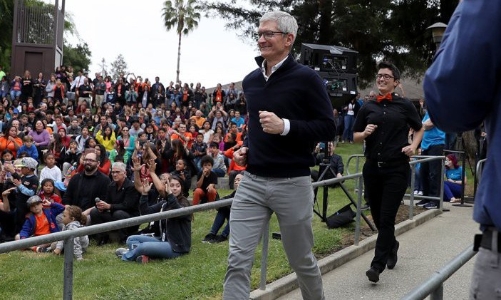 Tim Cook quyên góp 5 triệu USD cổ phiếu Apple làm từ thiện