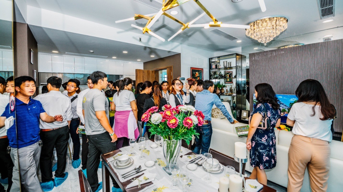 Hàng trăm khách hàng tham quan tại nhà mẫu dự án Green Star Sky Garden.
